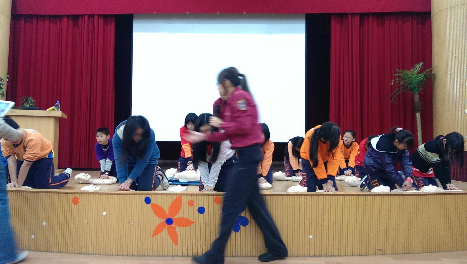 六年級學生實地操作CPR技術，開新視窗